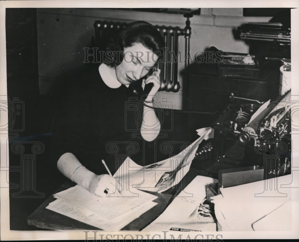 1940 Press Photo Providence RI Mary Driscoll columnist for Record at Pembroke