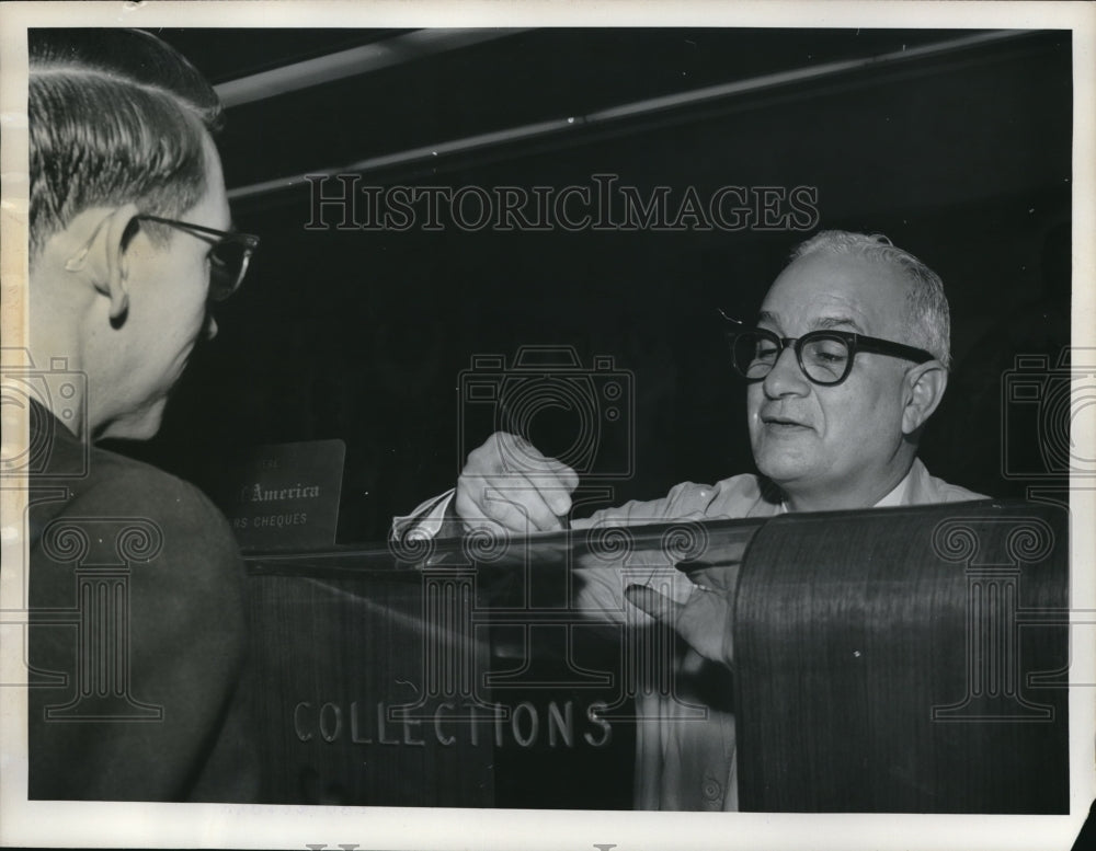 1962 Press Photo Chicago Hector Esteves Cuban refugee now bank teller
