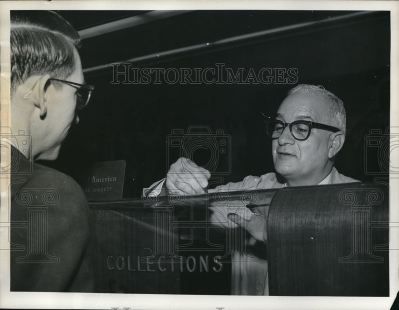 Load image into Gallery viewer, 1962 Press Photo Chicago Hector Esteves Cuban refugee now bank teller
