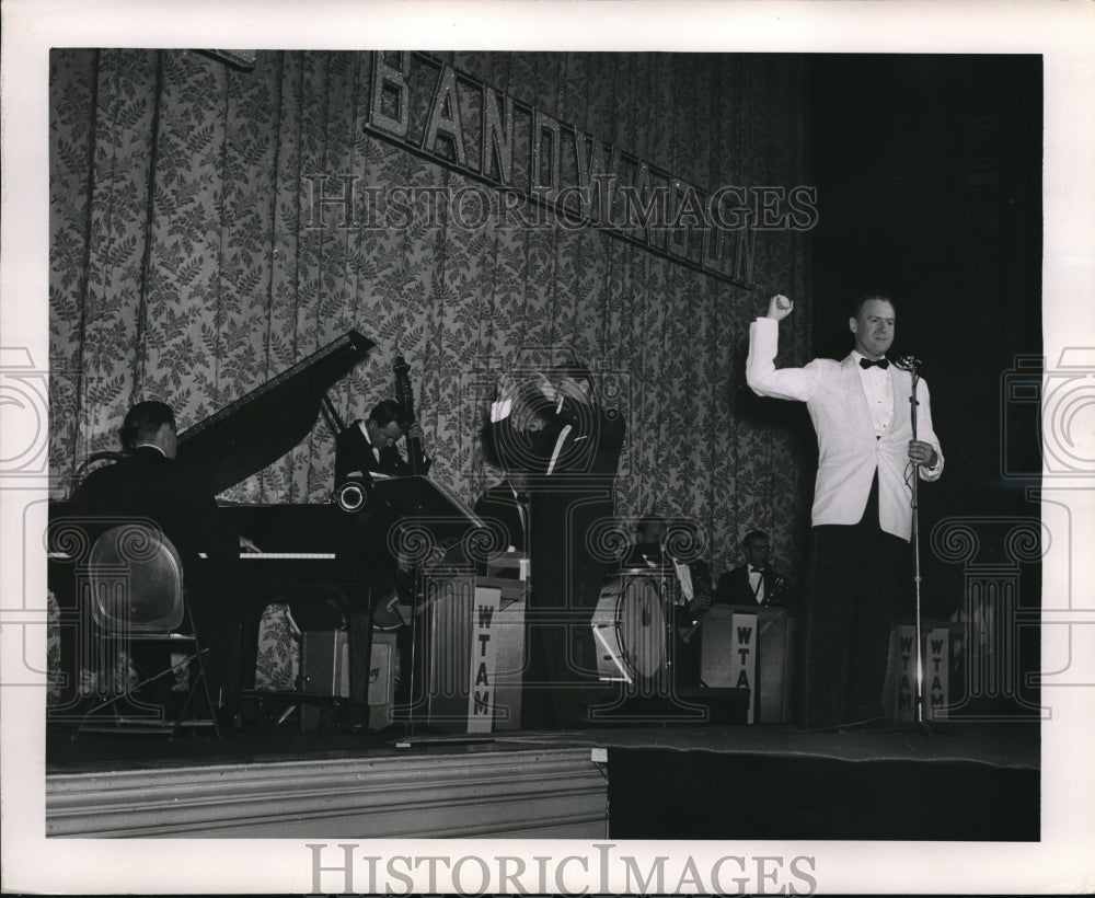 1953 Press Photo Johnny Andrews a7 WTAM orchestra perform- Historic Images