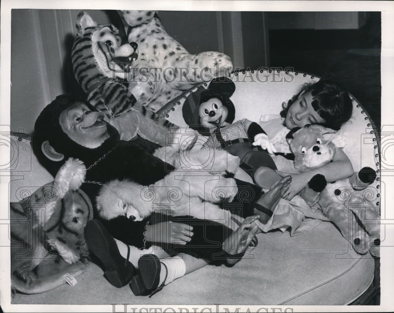 Load image into Gallery viewer, 1957 Press Photo Kathy Gillespi Five Year Old Visitor At New York Toy Fair
