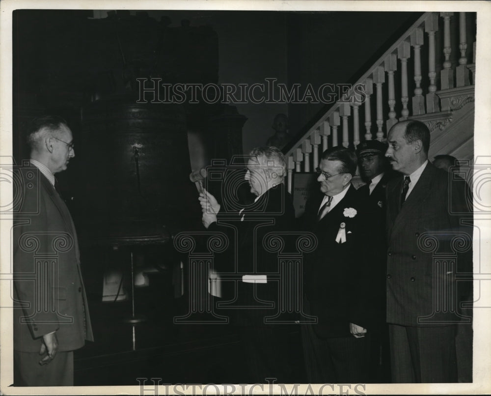 1943 Press Photo Honorary James J. Davis rings Liberty Bell. Judge Vincent
