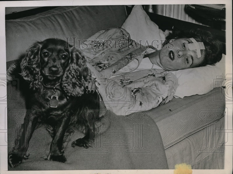 Load image into Gallery viewer, 1947 Press Photo Mary Wilsdon Saved From Carbon Monoxide by Cocker Spaniel Coco
