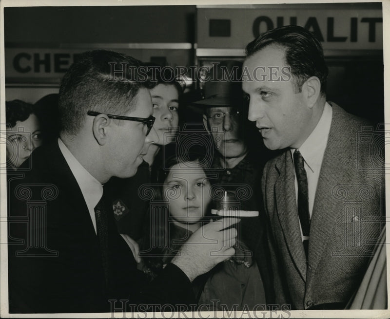 Load image into Gallery viewer, Press Photo Bill Randle Speaking To A Reporter
