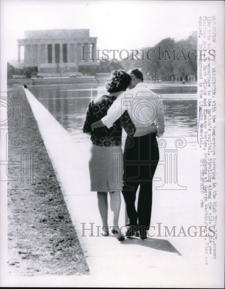 Load image into Gallery viewer, 1963 Press Photo Wash DC Dave Wilcox, Eleanor Porter near the Lincoln Memorial
