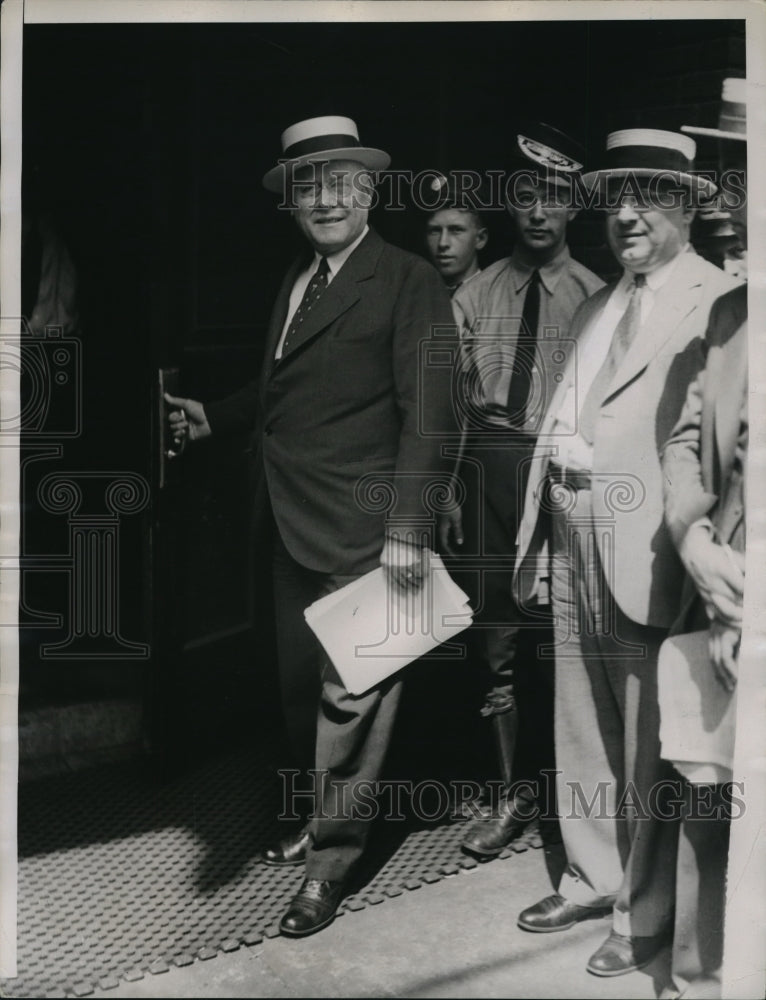 Load image into Gallery viewer, 1934 Press Photo VP of Amalgamated Steel Green with John &amp; Tim Wakes
