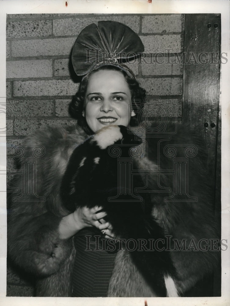 Load image into Gallery viewer, 1940 Press Photo Mrs. Leo Dunlap with Living Skunk Neckpiece.
