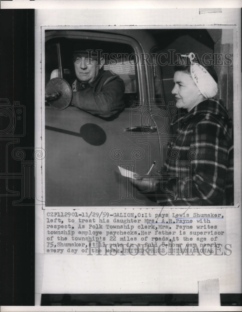 1959 Press Photo Lewis Shumaker with daughter Mrs. A.R. Payne, Galion, Ohio