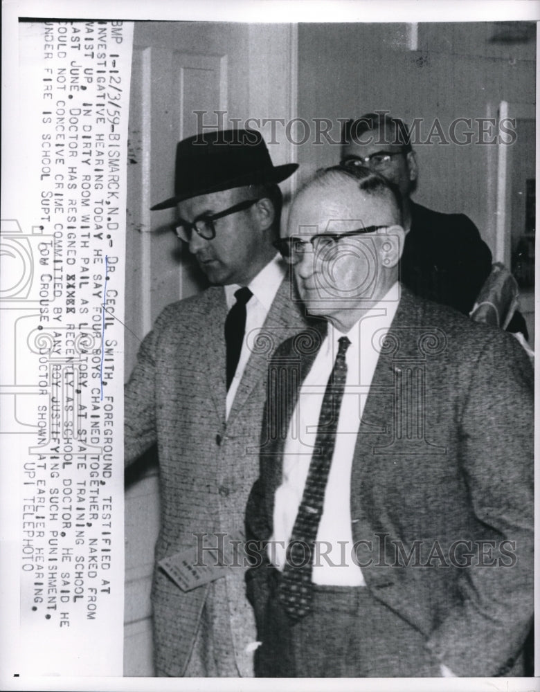 1959 Press Photo Dr. Cecil Smith, Testifying at Trial