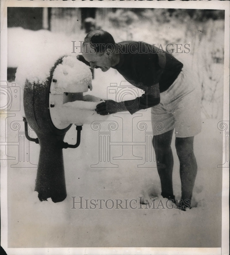 Load image into Gallery viewer, 1939 Press Photo George Still On a Run In the Snow London.
