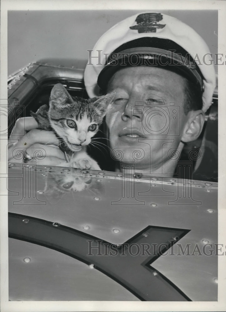 1940 Press Photo Kansas City Mo Strato Lizzie peers from cockpit of one of the
