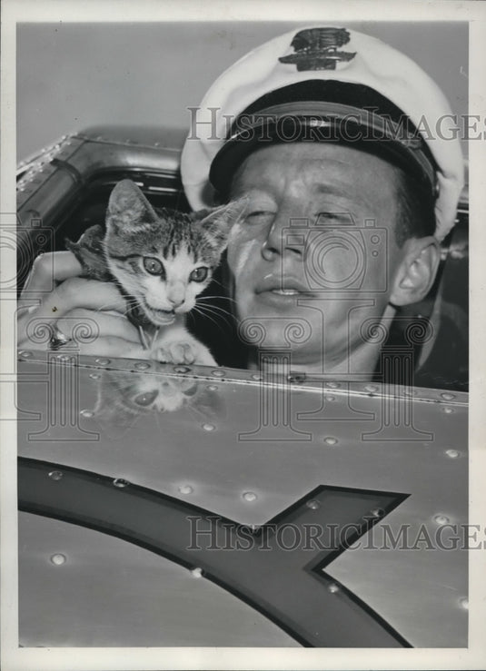 1940 Press Photo Kansas City Mo Strato Lizzie peers from cockpit of one of the