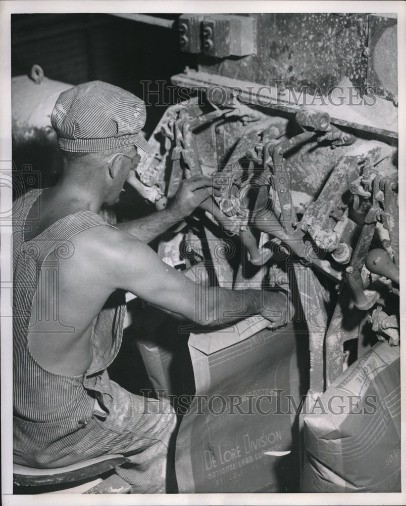1953 Press Photo Miner Filling Sacks of Diatomaceous Marl Industrial Plants