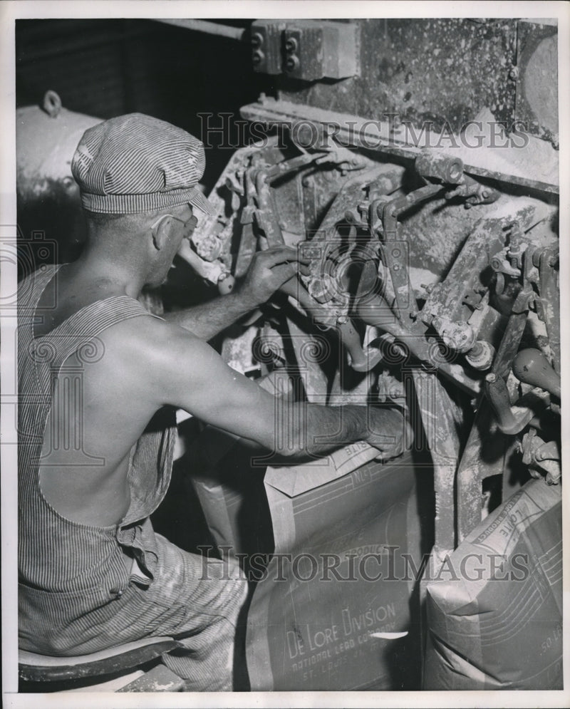 Load image into Gallery viewer, 1953 Press Photo Miner Filling Sacks of Diatomaceous Marl Industrial Plants
