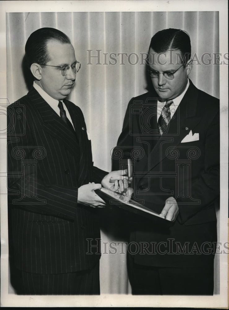 Load image into Gallery viewer, 1947 Press Photo Den Duke Assistant Attorney General of Georgia Receives Award

