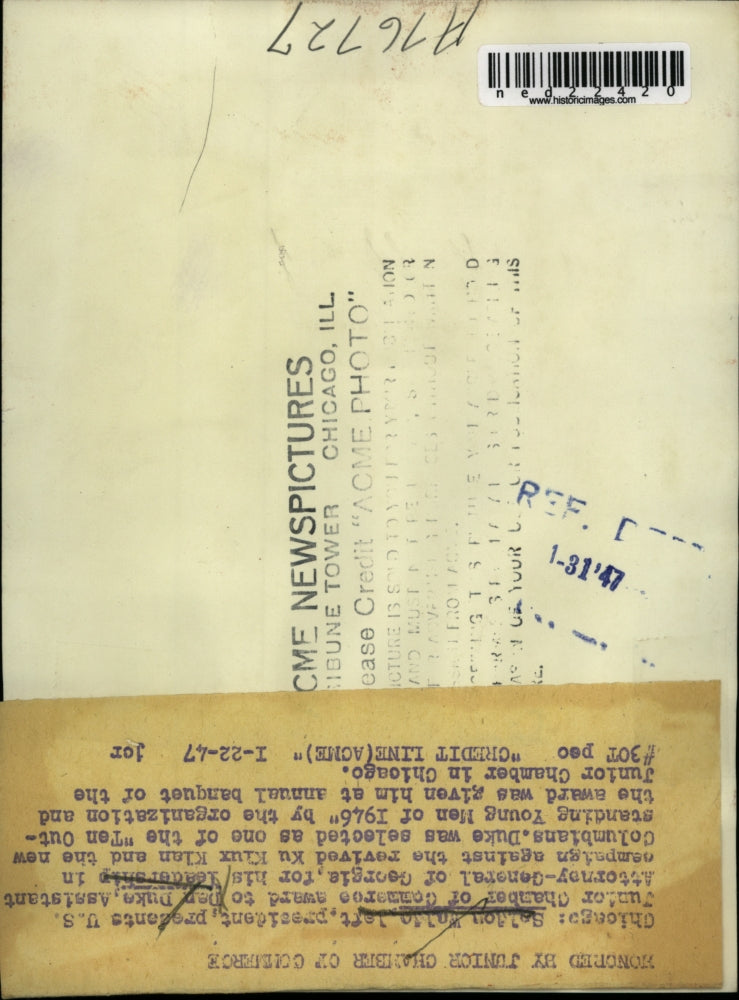 1947 Press Photo Den Duke Assistant Attorney General of Georgia Receives Award