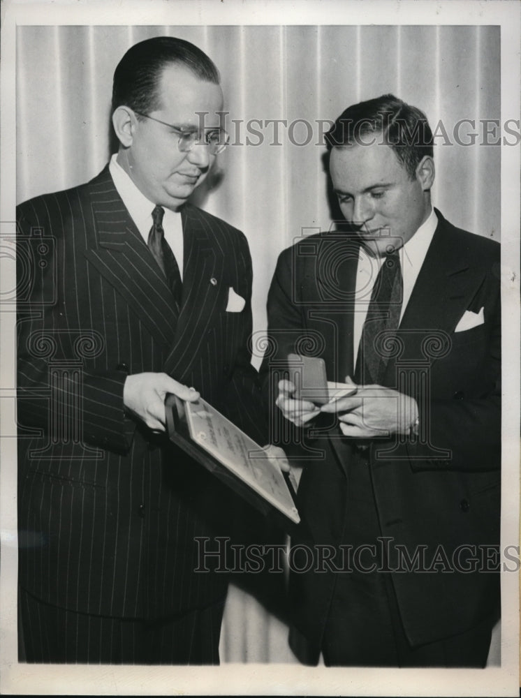 Load image into Gallery viewer, 1947 Press Photo Phillip Morrison Cornell University Physicist Receives Award
