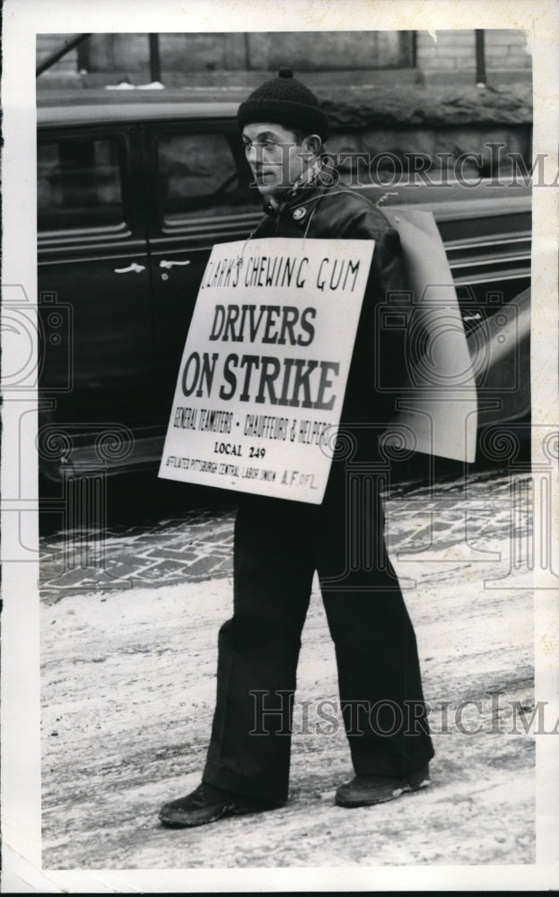 1940 Press Photo Driver on Stirke
