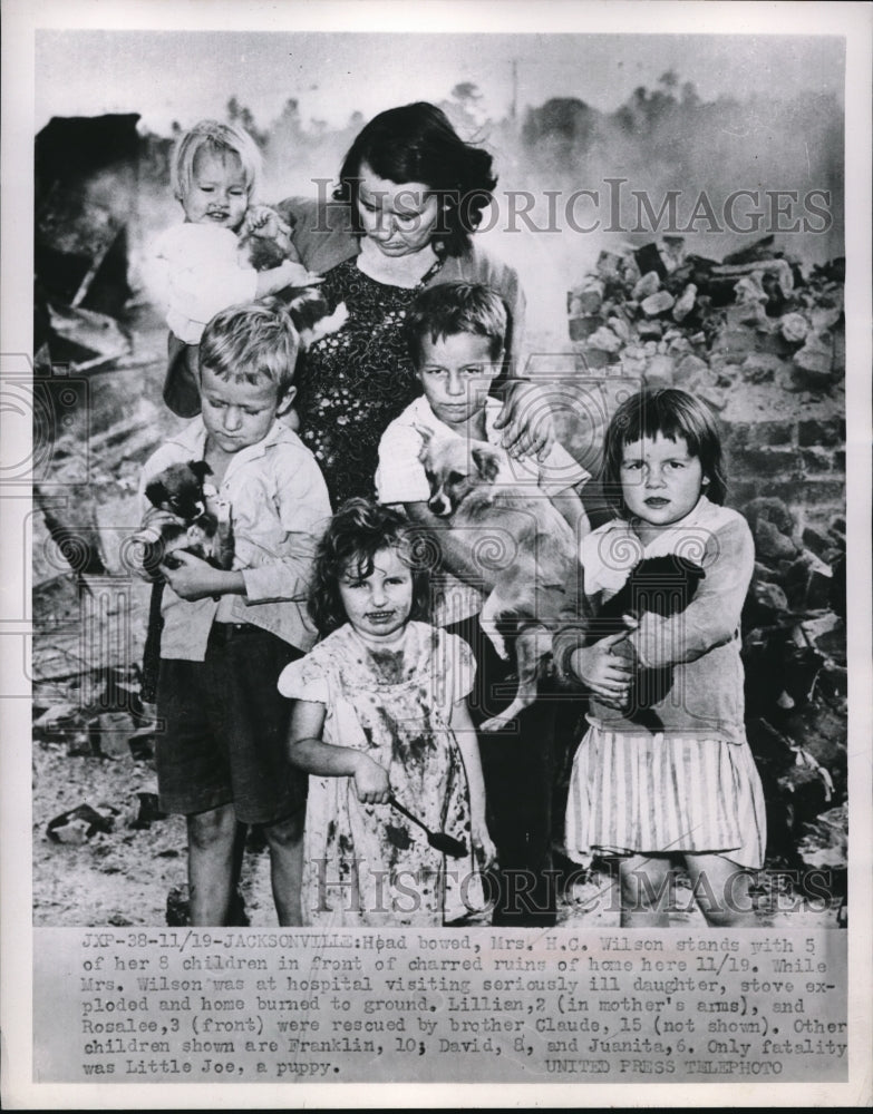 1952 Press Photo Mrs. H.C. Wilson Stands with 5 of her 8 Children in Front of