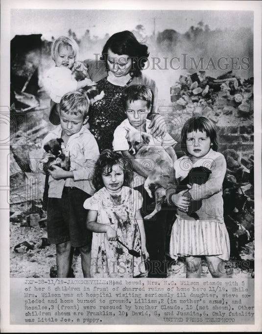 1952 Press Photo Mrs. H.C. Wilson Stands with 5 of her 8 Children in Front of