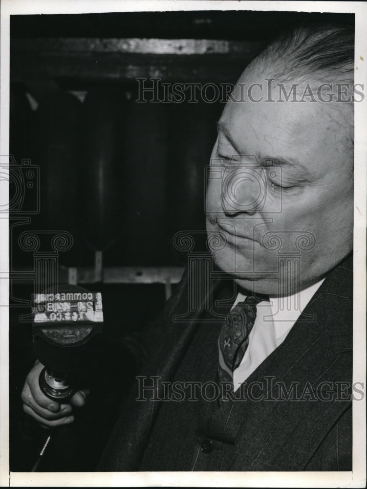 1942 Press Photo George Eberhardt Chicago Inventor Shows Anti-Theft Tire Brand