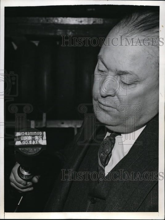 1942 Press Photo George Eberhardt Chicago Inventor Shows Anti-Theft Tire Brand