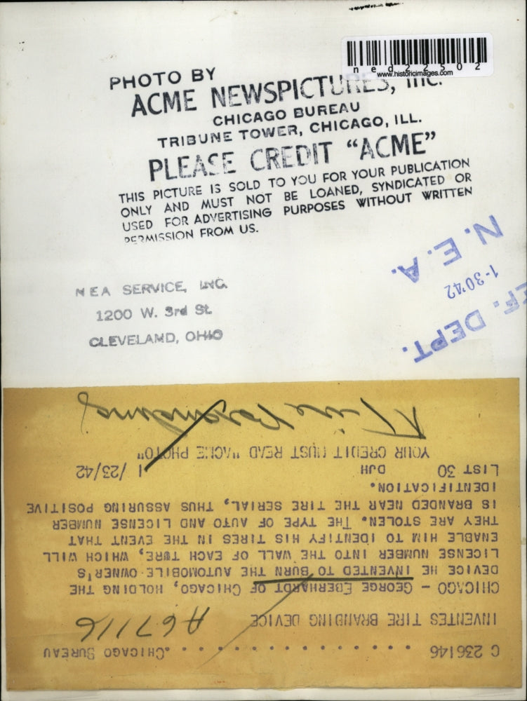 1942 Press Photo George Eberhardt Chicago Inventor Shows Anti-Theft Tire Brand