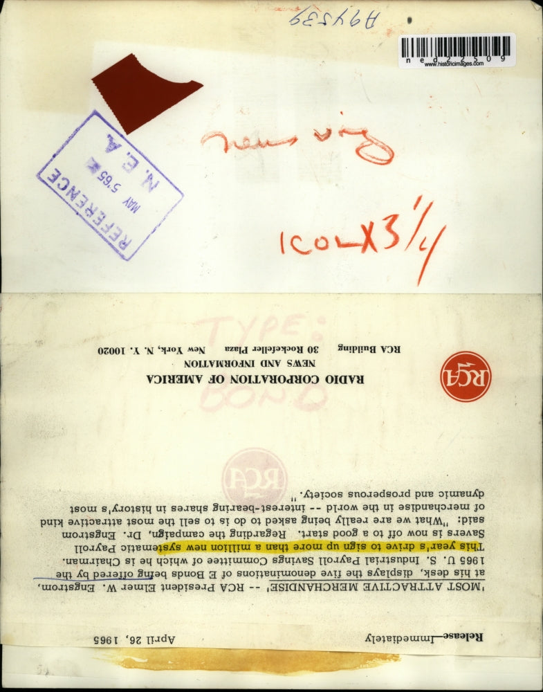 1965 Press Photo Elmer Engstrom RCA President Showing Off E Bonds Payroll Savers