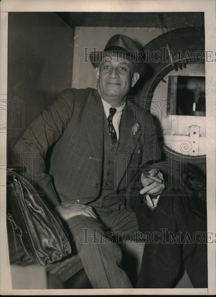 1936 Press Photo David Grange of Int'l Seamen's Union arrested for assault
