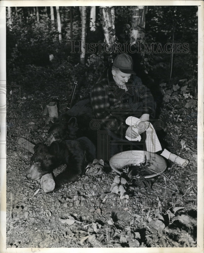 1941 Press Photo Art Widnall, Fort William Ontario Canada Bear Hunter