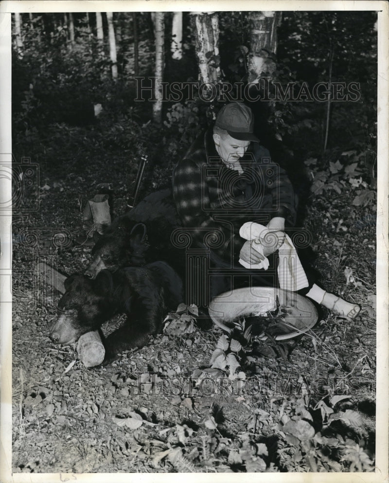 Load image into Gallery viewer, 1941 Press Photo Art Widnall, Fort William Ontario Canada Bear Hunter
