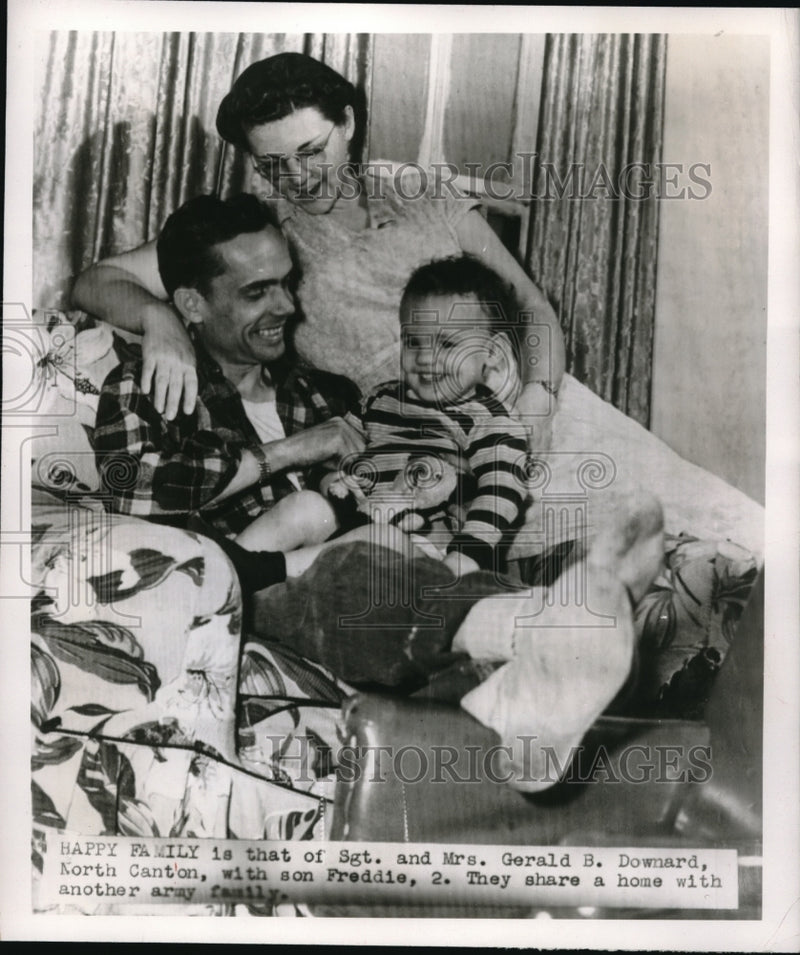 Load image into Gallery viewer, 1952 Press Photo U.S. Army Family Sgt. Gerald B. Downard, Wife &amp; Son Freddie
