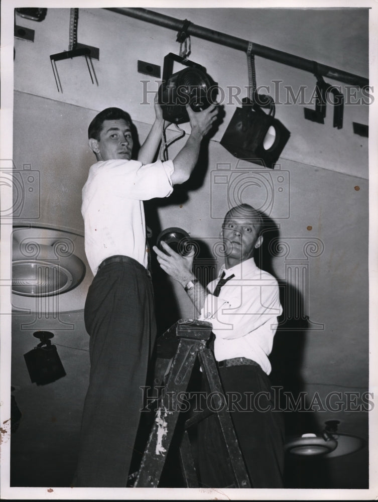 1958 Press Photo Ron Newell, Bill Kreon of Halles playhouse set lights