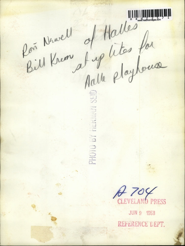 1958 Press Photo Ron Newell, Bill Kreon of Halles playhouse set lights