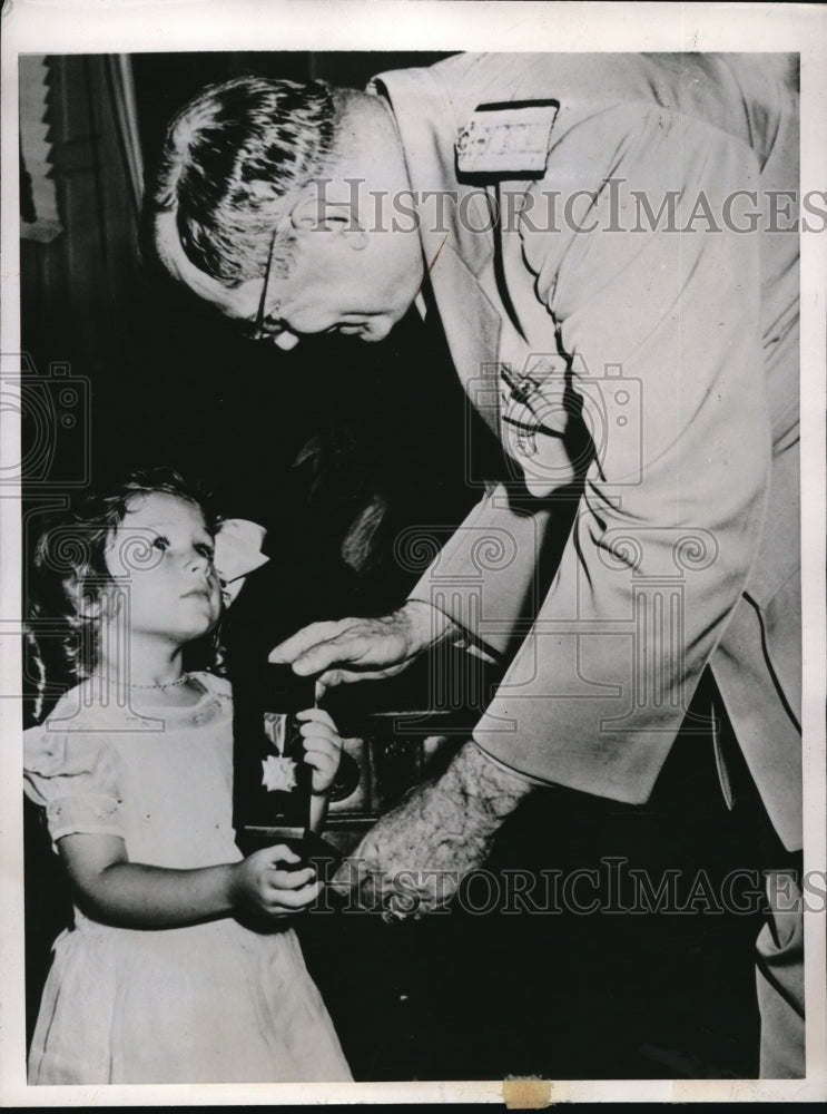 1944 Press Photo Wash DC Sari E berman age 4 & Rear adm Howard :Vickery