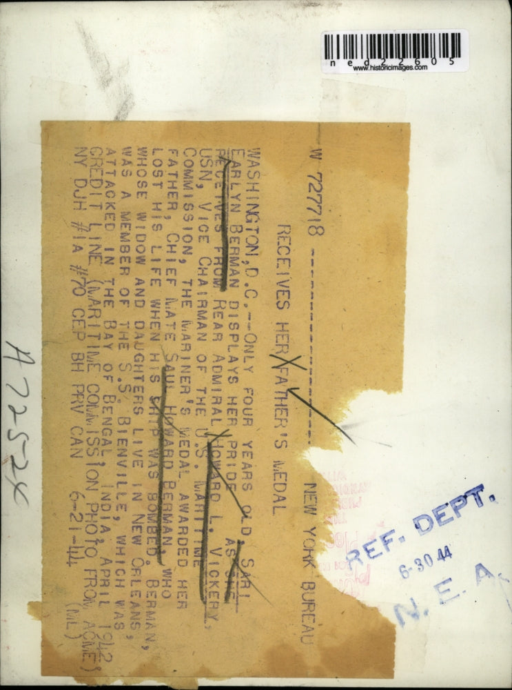 1944 Press Photo Wash DC Sari E berman age 4 & Rear adm Howard :Vickery