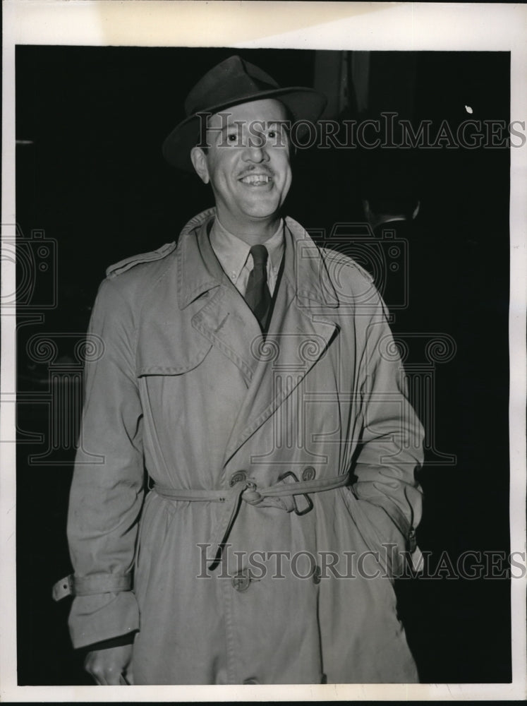 1944 Press Photo Hudson Bacon as he landed from the Exchange Liner Gripholms