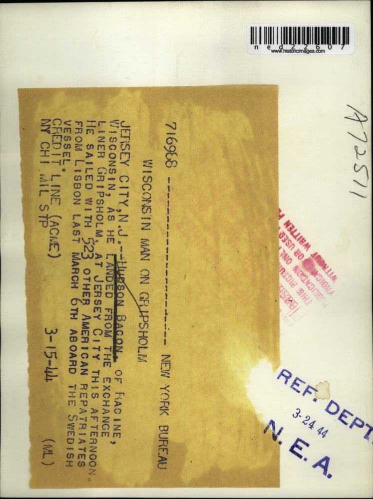 1944 Press Photo Hudson Bacon as he landed from the Exchange Liner Gripholms