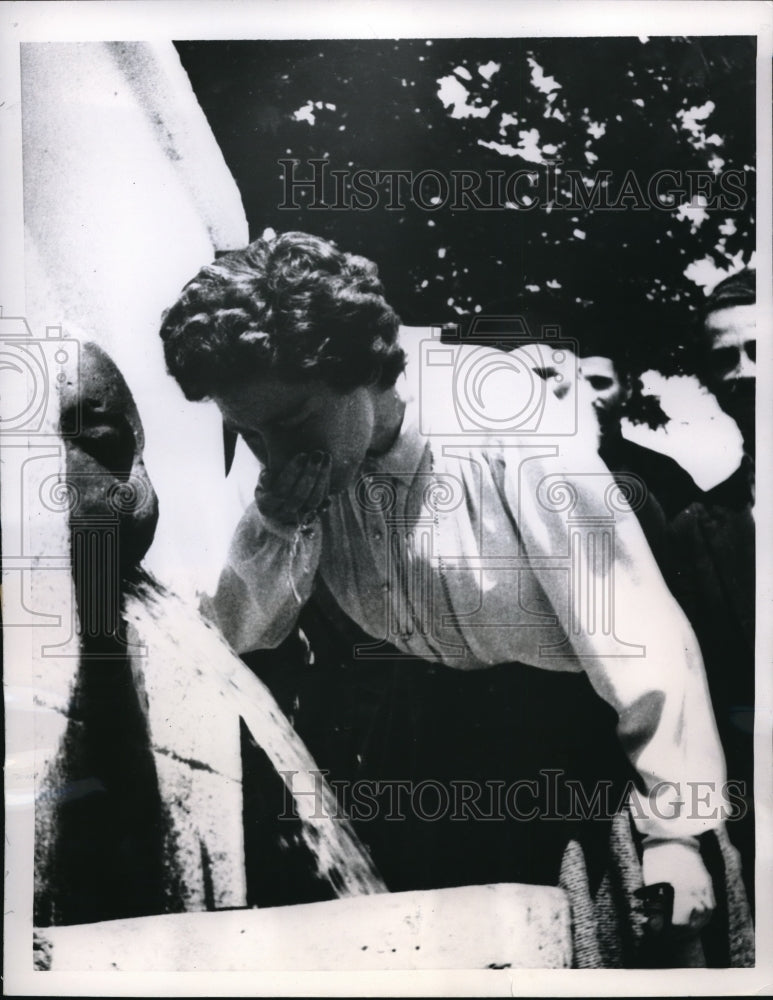 1956 Press Photo Greece Queen Frederika of Greece on visit to a village