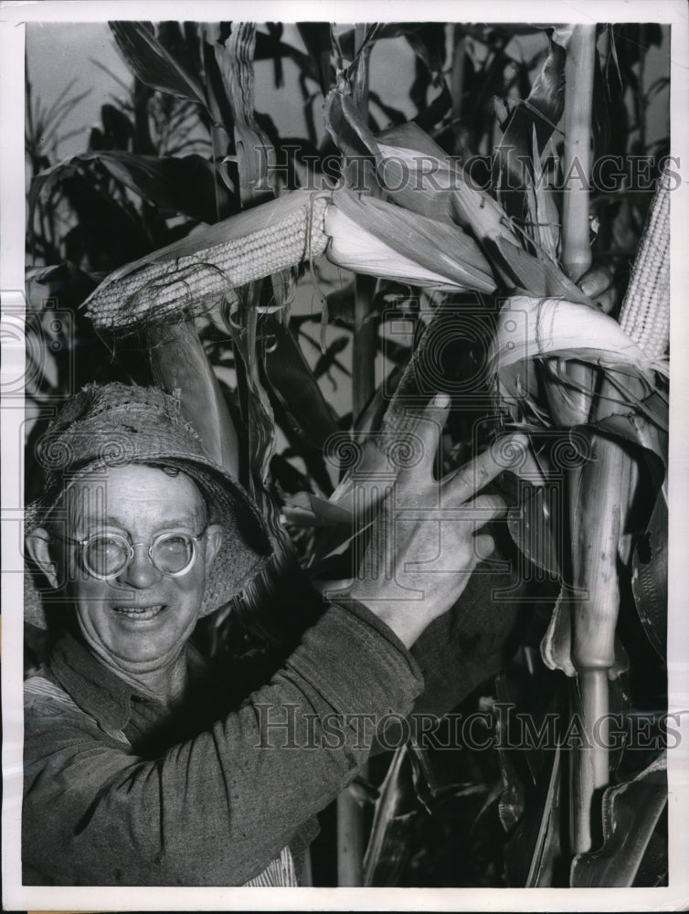 Load image into Gallery viewer, 1955 Press Photo Parnell Mo farmer Dale Davidson and his corn crop
