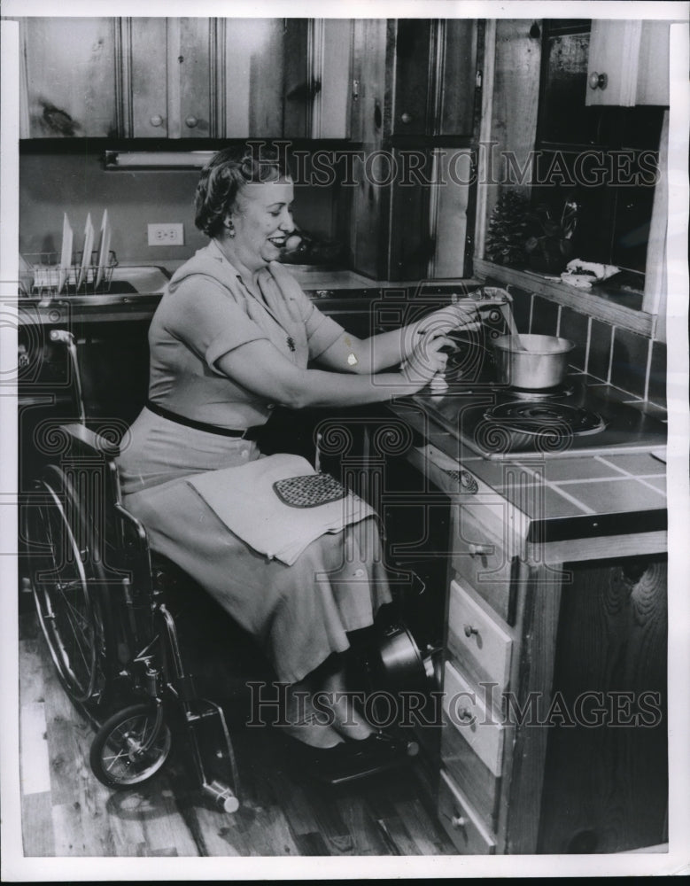 1956 Press Photo Mrs. Earl Johnson, Missouri Polio Mother of the Year Cooking