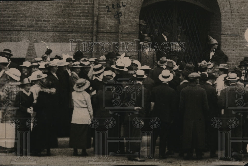 1923 Press Photo Part of Crowd Demanding Entrance to the Church, Los Angeles,
