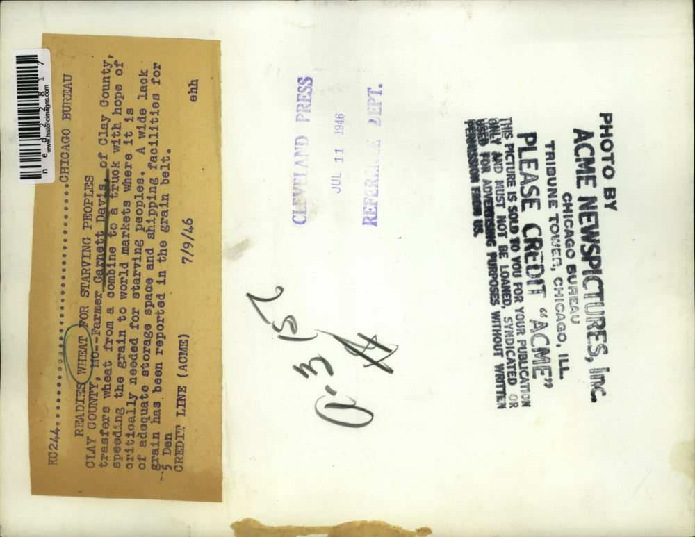 1946 Press Photo Clay County Mo farmer Garnett Davis at his wheat harvest