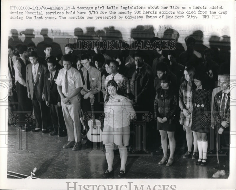 Load image into Gallery viewer, 1970 Press Photo Teenage Girl Speaks with Legislators About Her Life as Heroine
