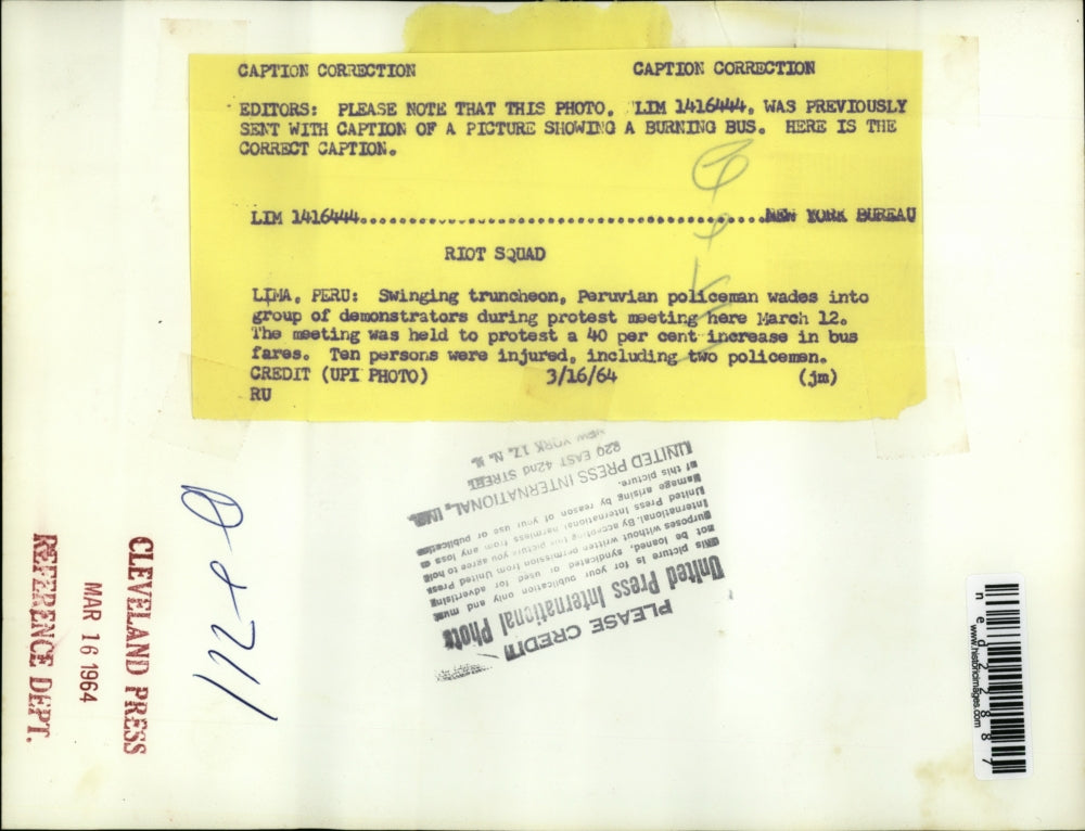 1964 Press Photo Lima Peru Swinging truncheon Peruvian policeman wades into