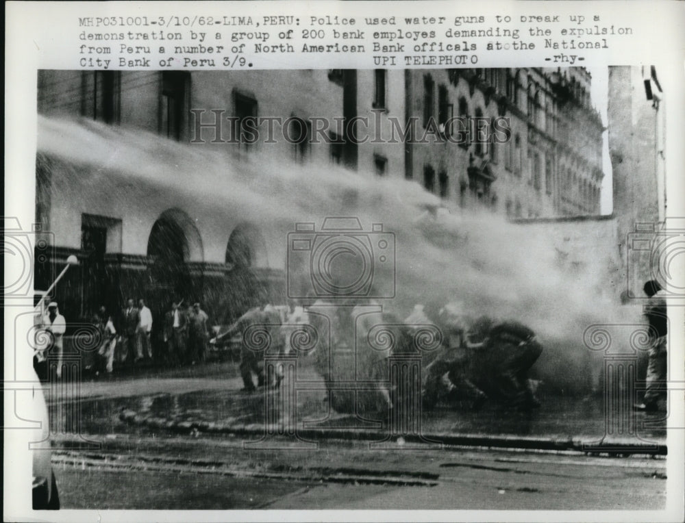 1962 Press Photo Lima Peru Police used water guns to break up demonstration by