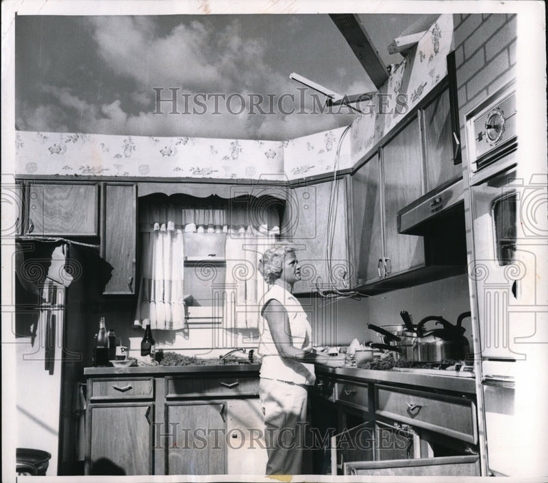 Load image into Gallery viewer, 1962 Press Photo Chicago Mrs Clara Girard shown at work in open air kitchen

