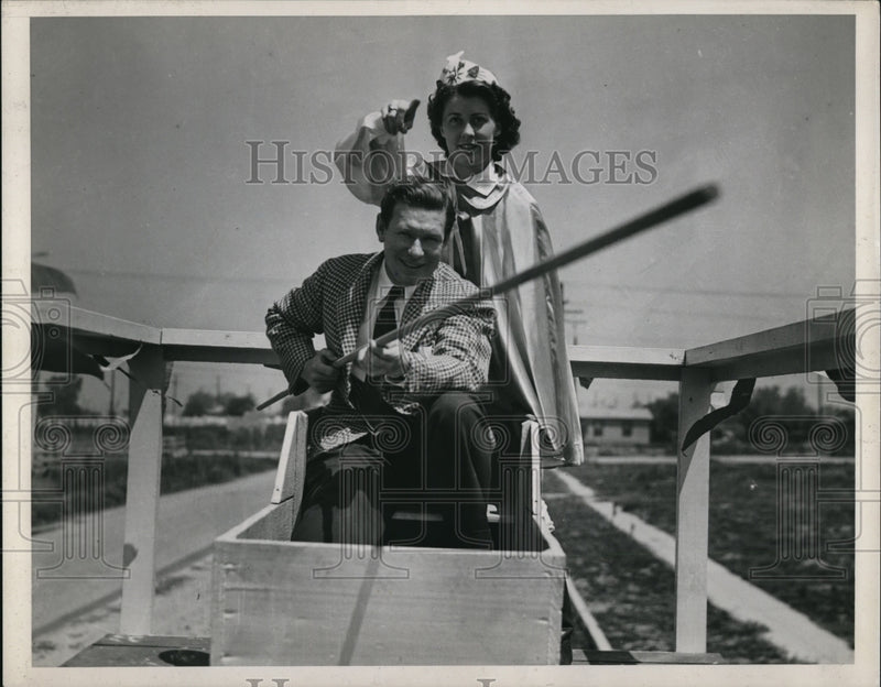 Load image into Gallery viewer, 1938 Press Photo Charlie Paddock, Lena De Boer Holland Day Activities California
