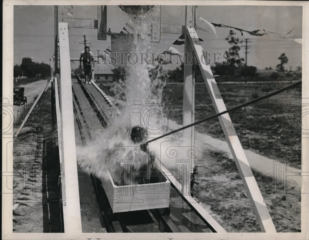 1938 Press Photo Charlie Paddock Water Barrel Roller Coaster Splash Holland Day- Historic Images