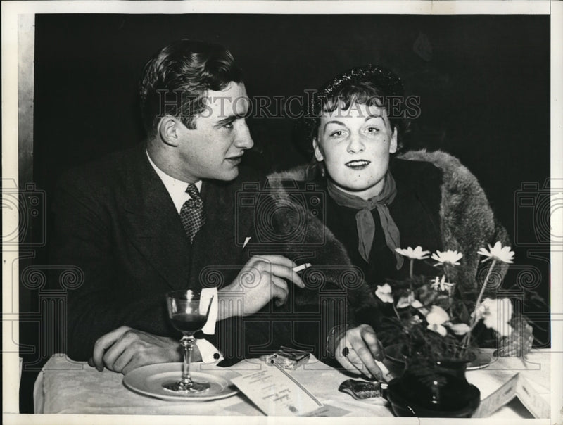 Load image into Gallery viewer, 1935 Press Photo Pamela Price and Lawrence Taylor at Cocktail Party
